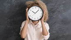 なぜ年齢を重ねると時間は早く過ぎるのか？心理学者がよくある疑問に答える